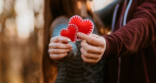 Zoosk vs Tinder — Comparison Review of Two Outstanding Dating Platforms